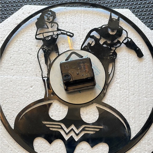 Batman and Wonder Woman vinyl clock - Picture 2 of 2